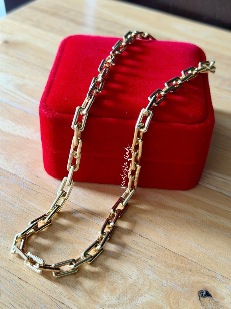 18k Bottega Necklace (Category: Necklaces) located in Cebu City. Submitted by jewelryla_finds (Listing ID 1469546947, Image 1). Description: ⭐️Bottega necklace Preloved in pristine condition 18k saudi | 18” | 20.20 grams 💰Cash | layaway Cop thru lbc with minimal dp 📍Cebu.