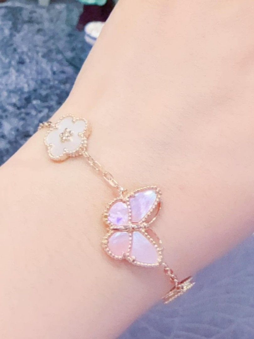 18k HongKong setting gold Vca bracelet (Category: Bracelets) located in Manila. Submitted by bhelgoldseller2ndaccount (Listing ID 1469521141, Image 1). Description: New!!✨New!!✨New!! 18k HongKong setting Gold 8800/g 💯pawnable/naisasanla 💯with high appraisal rate 💯good investment 💯Direct supplier price 👉OPEN for resellers 🌺please take time to evaluate their actual sizes and grams 👉Best panggift for all occasions ✅ Sold per grams not per pie