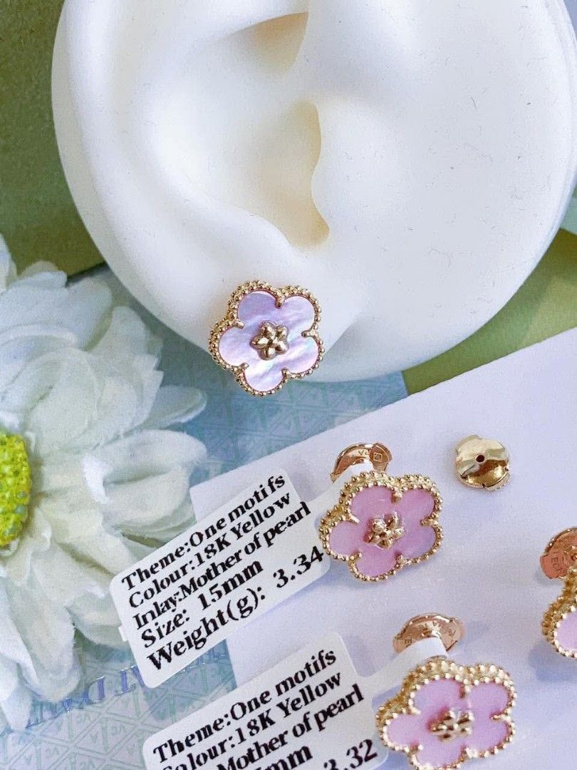 18k HongKong setting gold Vca earrings (Category: Earrings) located in Manila. Submitted by bhelgoldseller2ndaccount (Listing ID 1469525565, Image 3). Description: New!!✨New!!✨New!! 18k HongKong setting Gold 8800/g 💯pawnable/naisasanla 💯with high appraisal rate 💯good investment 💯Direct supplier price 👉OPEN for resellers 🌺please take time to evaluate their actual sizes and grams 👉Best panggift for all occasions ✅ Sold per grams not per piec