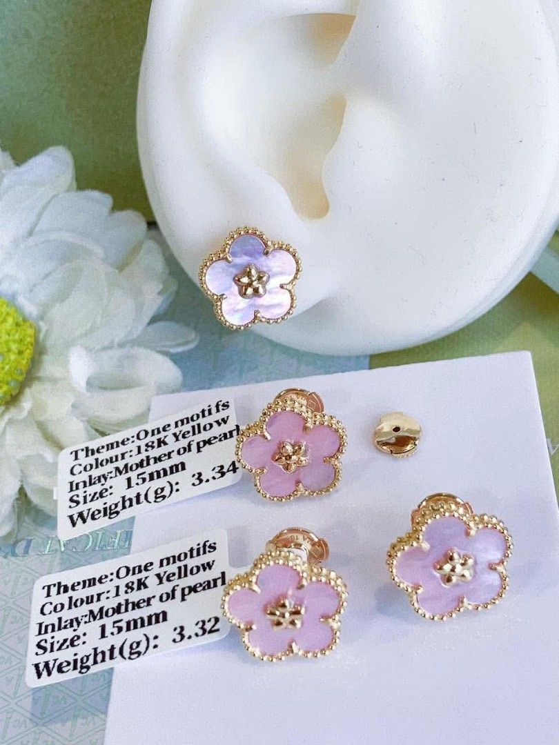 18k HongKong setting gold Vca earrings (Category: Earrings) located in Manila. Submitted by bhelgoldseller2ndaccount (Listing ID 1469525565, Image 1). Description: New!!✨New!!✨New!! 18k HongKong setting Gold 8800/g 💯pawnable/naisasanla 💯with high appraisal rate 💯good investment 💯Direct supplier price 👉OPEN for resellers 🌺please take time to evaluate their actual sizes and grams 👉Best panggift for all occasions ✅ Sold per grams not per piec