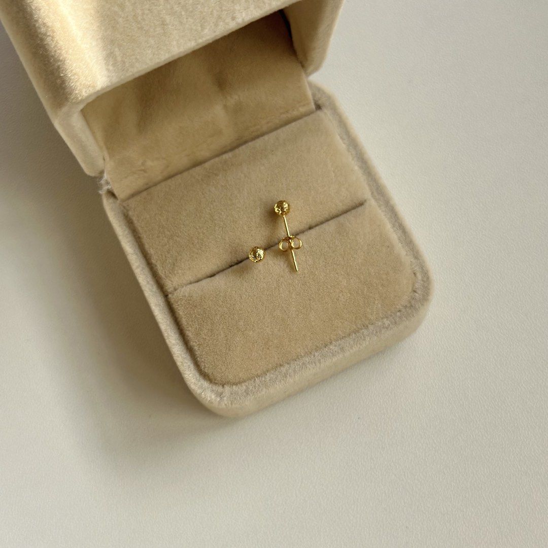 18K Yellow Gold Textured Ball Stud Earrings (Category: Earrings) located in Mandaluyong City. Submitted by lestieco (Listing ID 1469550599, Image 2). Description: 18K yellow gold (pawnable) Ball stud earrings Gold pakaw 3mm each stud Sparkly ✨ 0.39g.