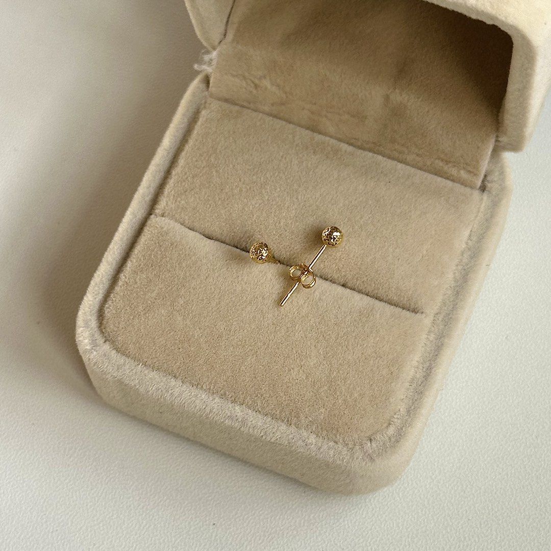 18K Yellow Gold Textured Ball Stud Earrings (Category: Earrings) located in Mandaluyong City. Submitted by lestieco (Listing ID 1469550599, Image 3). Description: 18K yellow gold (pawnable) Ball stud earrings Gold pakaw 3mm each stud Sparkly ✨ 0.39g.