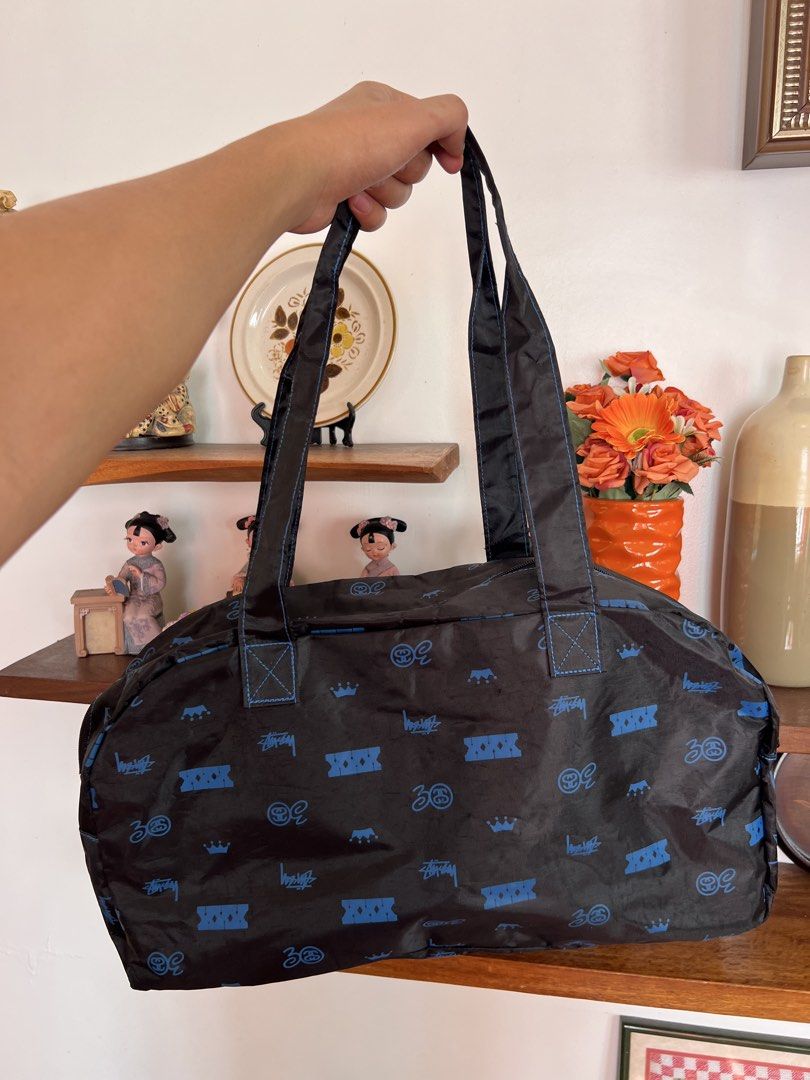 2010 STUSSY BOSTON BAG (Category: Belt bags, Clutches and Pouches) located in Solano. Submitted by aljoners (Listing ID 1469476440, Image 3). Description: Color rate: 9.5/10 Condition: 9.5/10 Issue/s: Minimal signs of usage - Sobrang ganda pa sa personal - Nylon cloth - P.S Black pa siya nag iiba lang sa lighting “Color may vary due to lighting”.