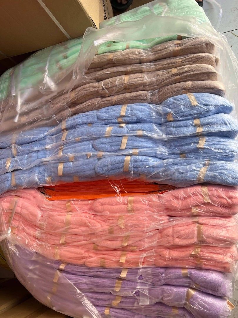 3in1 Towel Set Gift Box (Category: Bedding & Towels) located in Manila. Submitted by yzlshop (Listing ID 1469457900, Image 3). Description: 3 IN 1 TOWEL & GIFT BOX SIZE ： 140 CM X 70 CM 75 CM X 35 CM 5 COLOR AVAILABLE.