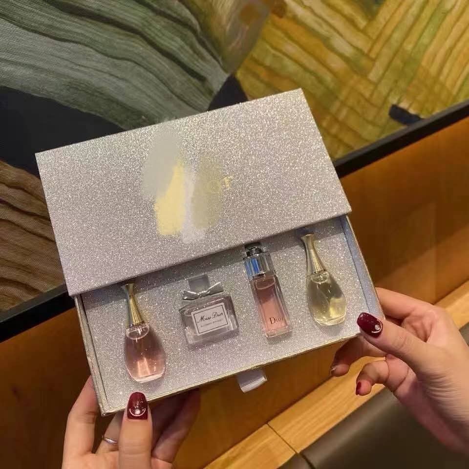 4 in 1 Perfume (Category: Sanitary Hygiene) located in Manila. Submitted by yannieshop (Listing ID 1469412371, Image 2). Description: HIGH END PERFUME 4n1 with box.