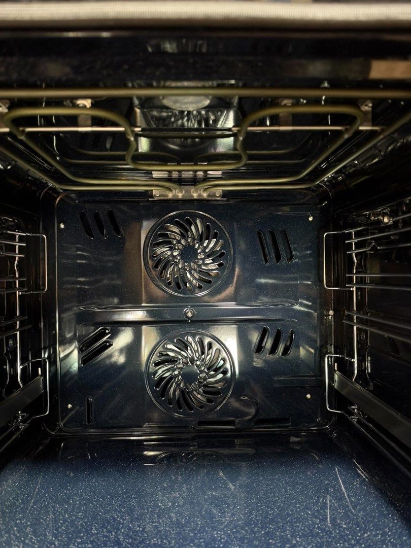 4 Series Oven Dual Cook Pyrolytic 14 (Category: Ovens & Toasters) located in Rizal. Submitted by mikz_1303 (Listing ID 1469459174, Image 3). Description: 4 Series Oven Dual Cook Pyrolytic 14 Function Elegant Black - Dual cook - Totally even heat for even better cooking Air Sous Vide1 - SmartThings cooking - Pyrolytic Cleaning - Soft close door - Big capacity 76L - Telescopic rail Display unit Complete with box and trays .
