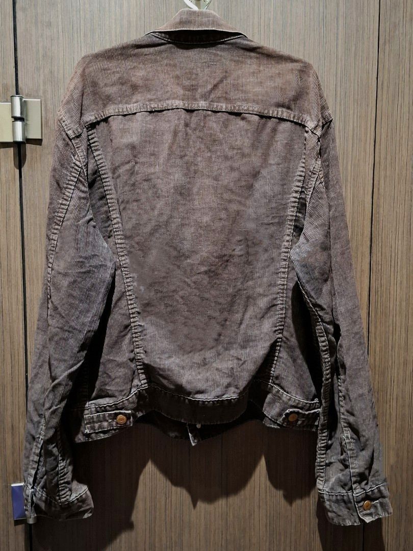 80's Levi's Type 3 Brown Corduroy Trucker Jacket (Guaranteed Authentic) (Category: Coats, Jackets and Outerwear) located in Pasig City. Submitted by coveted.mnl (Listing ID 1469319324, Image 3). Description: Guaranteed Authentic Vintage Piece📌 See last 2 pics for better lighting🤍 Color Rate :8/10 Best fit to: Xl Width : 24 Length : 25 (MEASURED BY INCHES) 8/10 overall condition No issues or flaws in fabric • P2200 Slightly negotiable • Pasig Ci