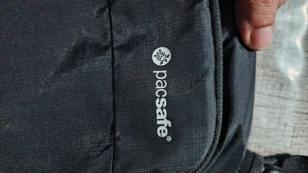 😂😂😂 (Category: Belt bags, Clutches and Pouches) located in Manila. Submitted by irishkhate65486 (Listing ID 1469492125, Image 3). Description: in good condition issue nya lang ung sa zipper.