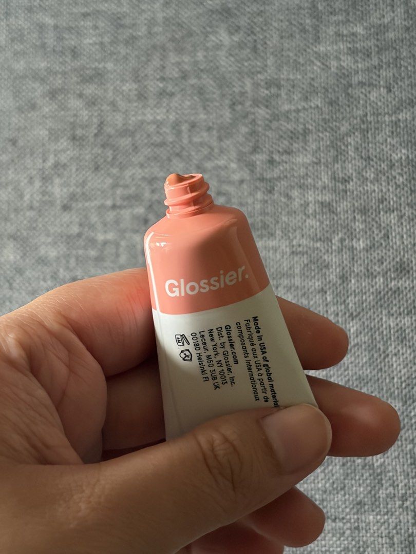⭐️ glossier mini cloud paint blush shade puff 4 ml (Category: Makeup) located in Manila. Submitted by bbygirly (Listing ID 1469437176, Image 3). Description: - Used once onlyy to swatch but not rlly my shade :-(( - No box but can replace w other box <3 will clean and wrap it nicely too 🫶 - This is the new formulation or shade !.