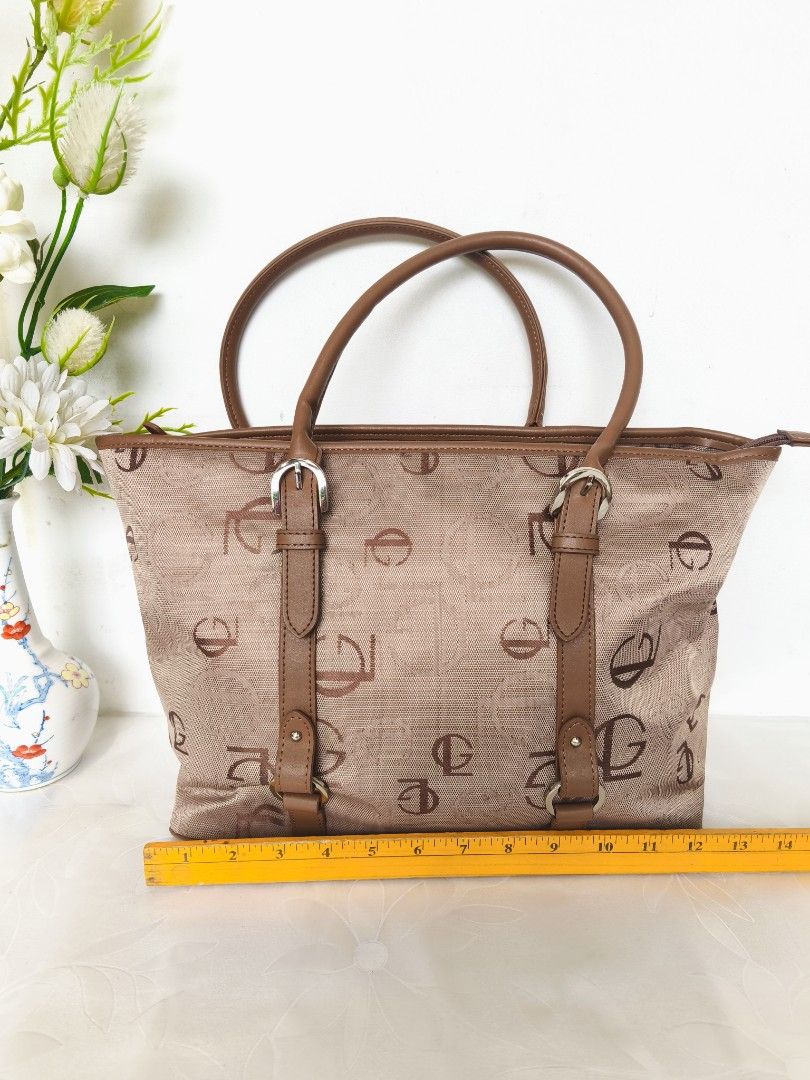 🤎 GUY LAROCHE MONOGRAM TOTE BAG 🇯🇵👜 (Category: Tote Bags) located in Valenzuela. Submitted by sakura_japan_surplus (Listing ID 1469403139, Image 2). Description: 🤎 GUY LAROCHE MONOGRAM TOTE BAG 🇯🇵👜 💰 Price: ₱800 ✨ Condition: LIKE NEW Classic and elegant with a timeless beige and brown monogram design! Perfect for everyday use, office wear, or casual outings. 🤎 Signature monogram pattern 🤎 Stylish brown handles and accents 🤎 Spacious t