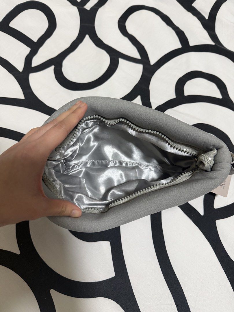 Absidy Makeup Pouch (Category: Purses & Pouches) located in Caloocan City. Submitted by christineproject.ph (Listing ID 1469556948, Image 3). Description: .