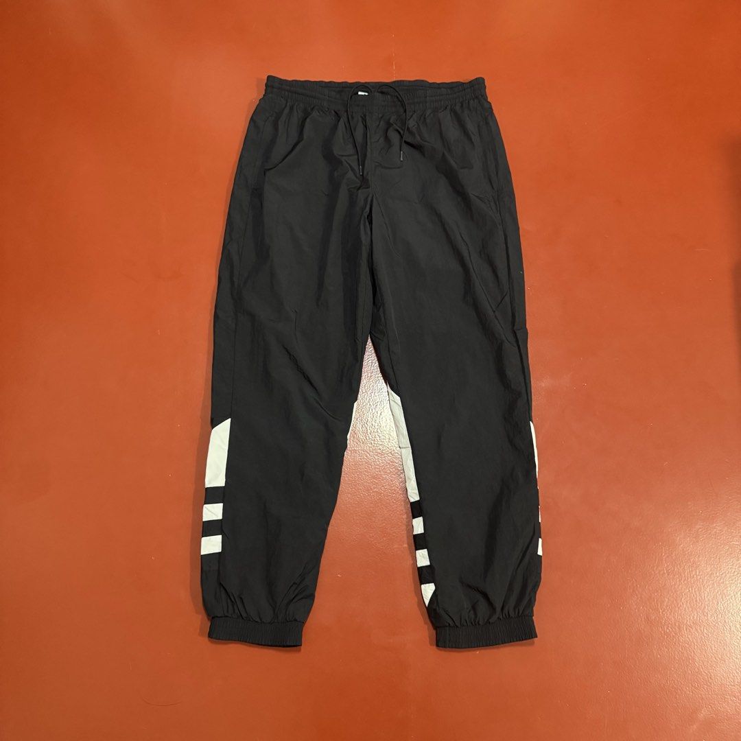 ADIDAS BIG TREFOILD WOVEN PANTS (Category: Joggers) located in Pasig City. Submitted by buzzthrifty (Listing ID 1469495244, Image 2). Description: SIZE 34-40WAIST 40LENGTH EXCELLENT CONDITION .