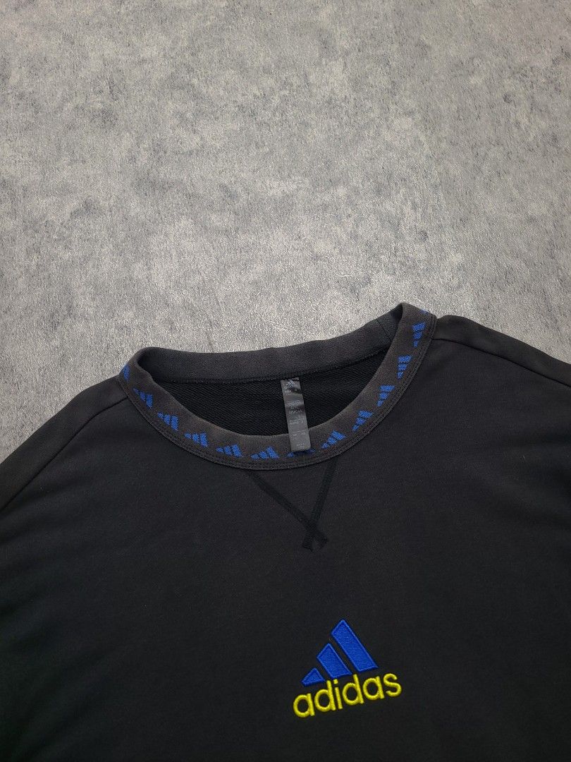 Adidas Manchester United Sweatshirt (Category: Coats, Jackets and Outerwear) located in Quezon City. Submitted by mofinds.ph (Listing ID 1469478265, Image 3). Description: Size: XL Dimes: 24x29 Condition: Excellent/Great condition MOP: BPI DELIVER: LALAMOVE OR J&T MEETUP/PICKUP: Victoria Tower D, Mother Ignacia Ave., Brgy. Paligsahan, Diliman, Quezon City.