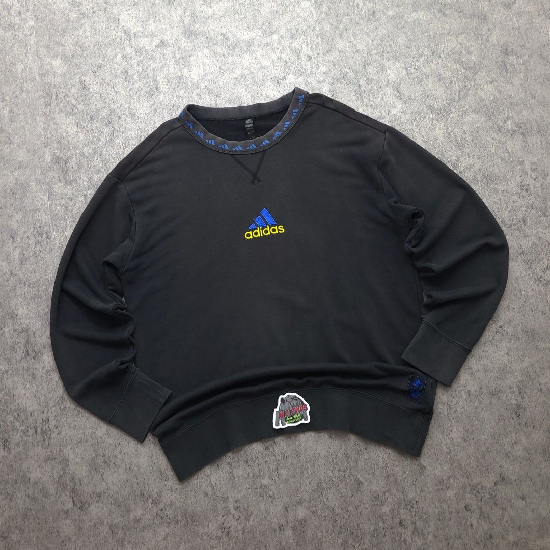 Adidas Manchester United Sweatshirt (Category: Coats, Jackets and Outerwear) located in Quezon City. Submitted by mofinds.ph (Listing ID 1469478265, Image 1). Description: Size: XL Dimes: 24x29 Condition: Excellent/Great condition MOP: BPI DELIVER: LALAMOVE OR J&T MEETUP/PICKUP: Victoria Tower D, Mother Ignacia Ave., Brgy. Paligsahan, Diliman, Quezon City.