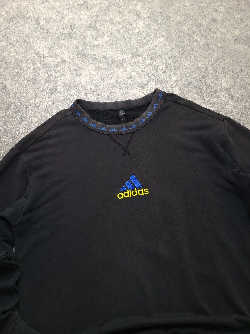 Adidas Manchester United Sweatshirt (Category: Coats, Jackets and Outerwear) located in Quezon City. Submitted by mofinds.ph (Listing ID 1469478265, Image 2). Description: Size: XL Dimes: 24x29 Condition: Excellent/Great condition MOP: BPI DELIVER: LALAMOVE OR J&T MEETUP/PICKUP: Victoria Tower D, Mother Ignacia Ave., Brgy. Paligsahan, Diliman, Quezon City.