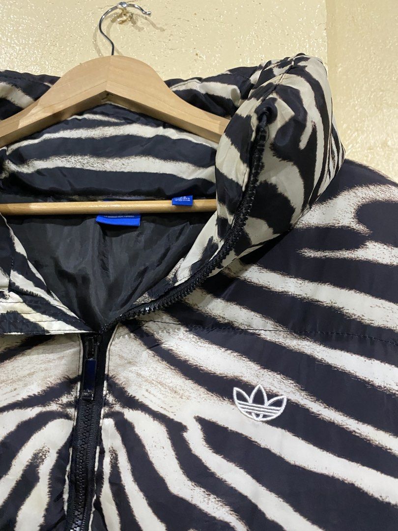 Adidas Puffer jacket (Category: Coats, Jackets and Outerwear) located in Calapan. Submitted by mnlhabithrift23 (Listing ID 1469512644, Image 3). Description: Width : 22 Length : 28 Color rate : 9.8/10 Issue : none color may change due to lighting .