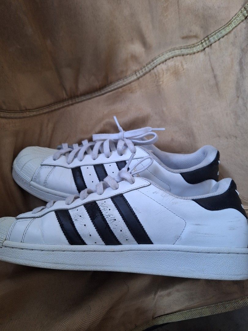 Adidas superstar size 10 (Category: Sneakers) located in Santa Rosa. Submitted by pat0317 (Listing ID 1469543891, Image 3). Description: classic gold logo adidas superstar size 10 some flaws but still presentable cod cop lbc lalamove j&t.