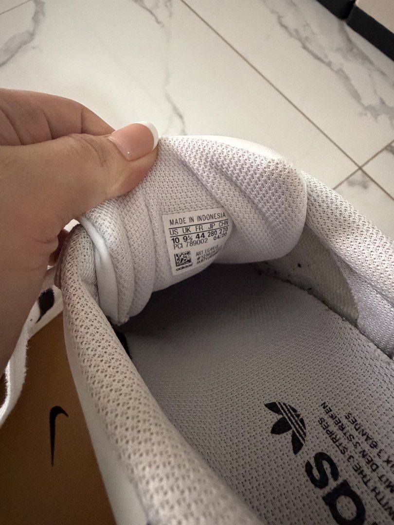 Adidas Superstar White Black Men Size 10 (Category: Sneakers) located in Manila. Submitted by monstershaaa (Listing ID 1469405562, Image 3). Description: bought in hongkong used 1-2x only and keep na Original 💯 * wala na po box - Yung box na meron ako pwede replacement is nike shoes box RFS : hirap si Husband gamitin kasi medyo malapad ang paa 😅 ‼️‼️ paki clean na lang po need lang i wash since na keep sya kaya may discoloration - Normal issue 