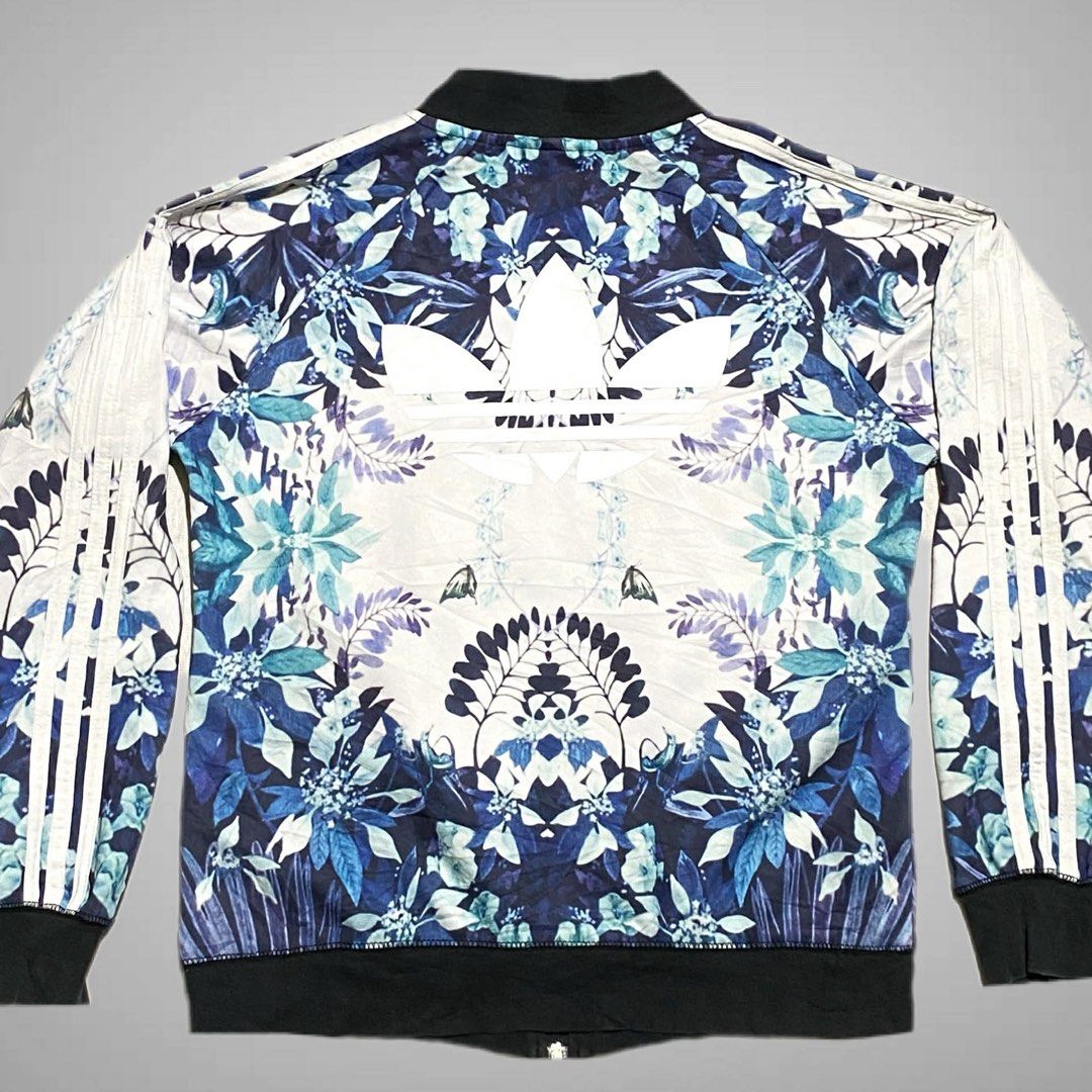 Adidas Track Jacket (Category: Coats, Jackets and Outerwear) located in Mabalacat. Submitted by stellargarments (Listing ID 1469428683, Image 1). Description: Length : 23 Width : 20 Condition : 8.5/10 GANDA NG AOP Details WITH 3 LINES EMBROID BUONG BUO LOGOS VERY COMFY & SMOOTH ON SKIN MEDJO LUKOT PA NEED WASH CHECK LAST SLIDE FRESH FROM BALE.