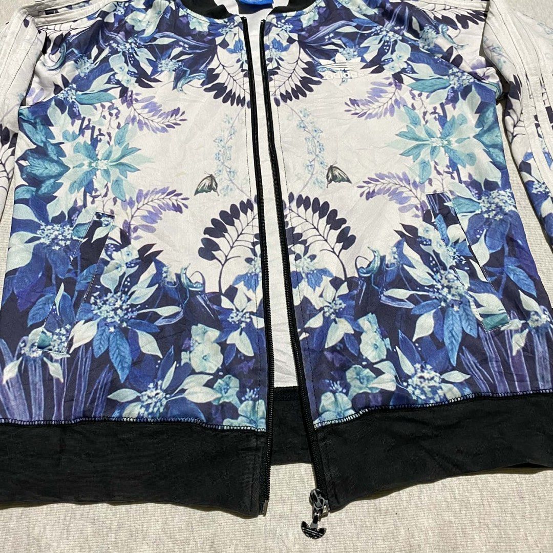 Adidas Track Jacket (Category: Coats, Jackets and Outerwear) located in Mabalacat. Submitted by stellargarments (Listing ID 1469428683, Image 3). Description: Length : 23 Width : 20 Condition : 8.5/10 GANDA NG AOP Details WITH 3 LINES EMBROID BUONG BUO LOGOS VERY COMFY & SMOOTH ON SKIN MEDJO LUKOT PA NEED WASH CHECK LAST SLIDE FRESH FROM BALE.