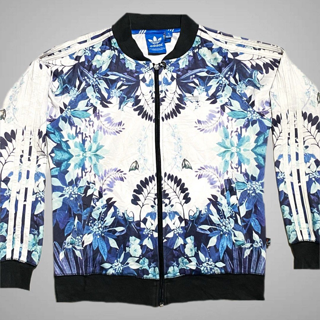 Adidas Track Jacket (Category: Coats, Jackets and Outerwear) located in Mabalacat. Submitted by stellargarments (Listing ID 1469428683, Image 2). Description: Length : 23 Width : 20 Condition : 8.5/10 GANDA NG AOP Details WITH 3 LINES EMBROID BUONG BUO LOGOS VERY COMFY & SMOOTH ON SKIN MEDJO LUKOT PA NEED WASH CHECK LAST SLIDE FRESH FROM BALE.