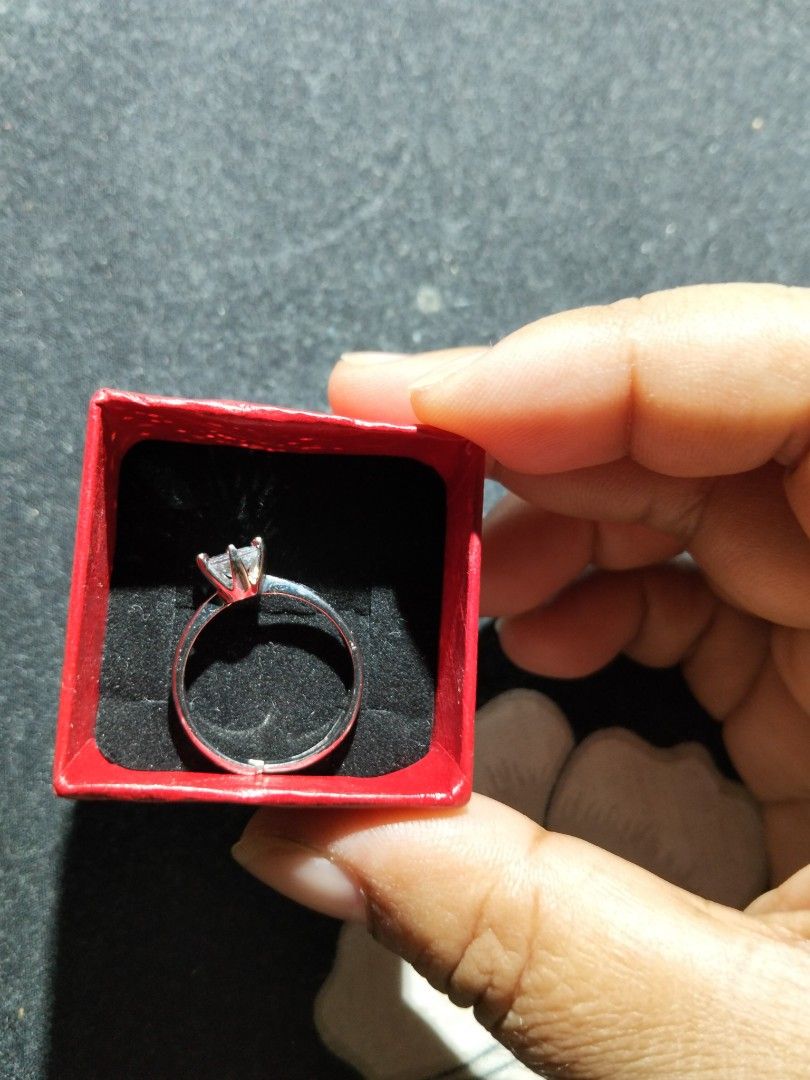 Adjustable ring (Category: Rings) located in Tarlac. Submitted by chrisjimenez (Listing ID 1469490183, Image 2). Description: Metal is stainless steel, Stone is zircon, adjustable size, bago lang, di pa nagamit.