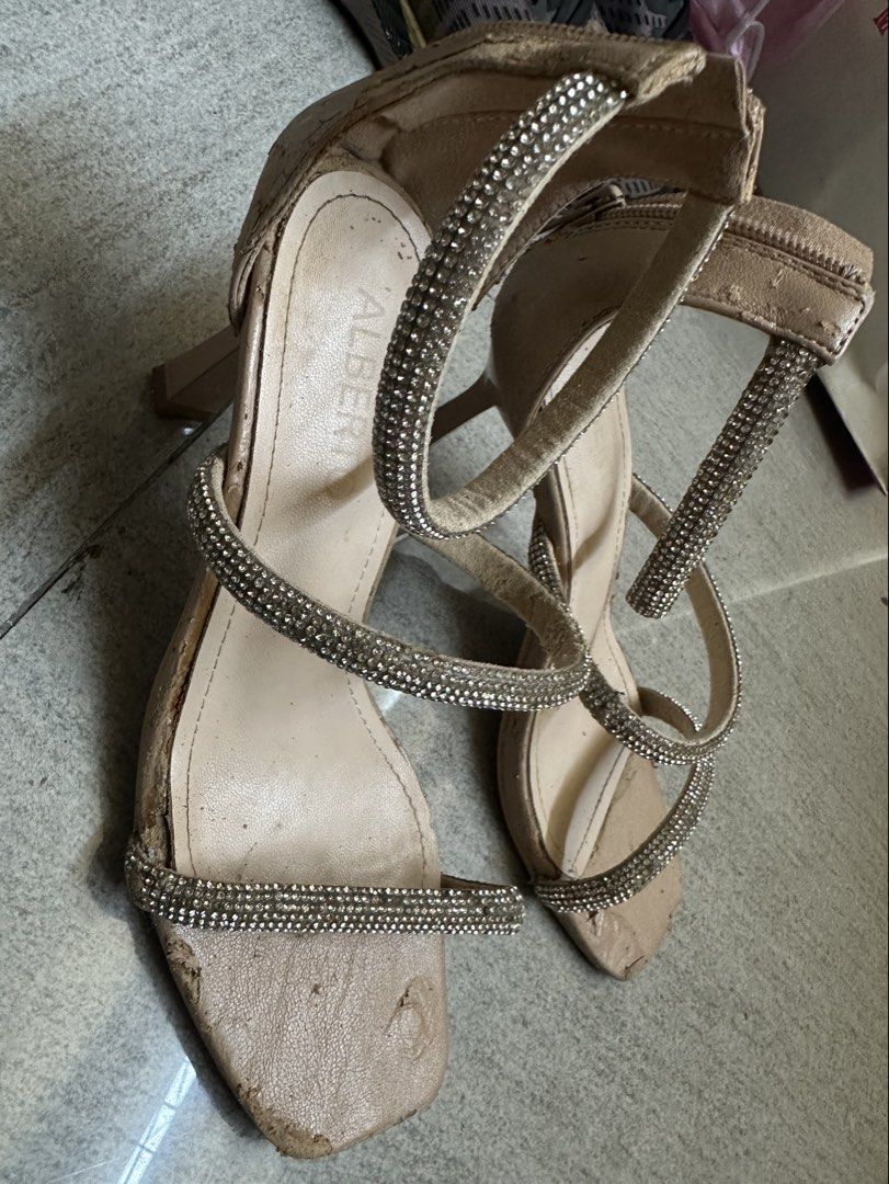 Alberto (Category: Heels) located in Manila. Submitted by shopkriscloset (Listing ID 1469462485, Image 3). Description: Free. First to mine, first to get. I don’t know if you can still repair this. All flaws are posted. Please manage your expectations. Loved and abused :) Size 6. Shipping fee c/o buyer .