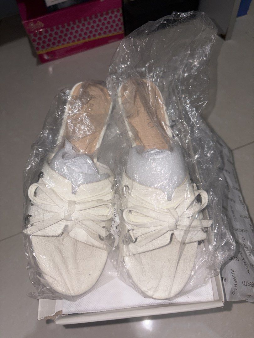 2pcs Alberto sandals for ₱999 (Category: Flats & Sandals) located in Manila. Submitted by so.soiaa (Listing ID 1469480435, Image 3). Description: - Brand: Alberto Denaly & Alberto Casia - Color: Pale Pink - Size: EU 37 / US 6 and EU 38 / US 7 - Condition: used twice - Inclusions: Original box, dust bag.