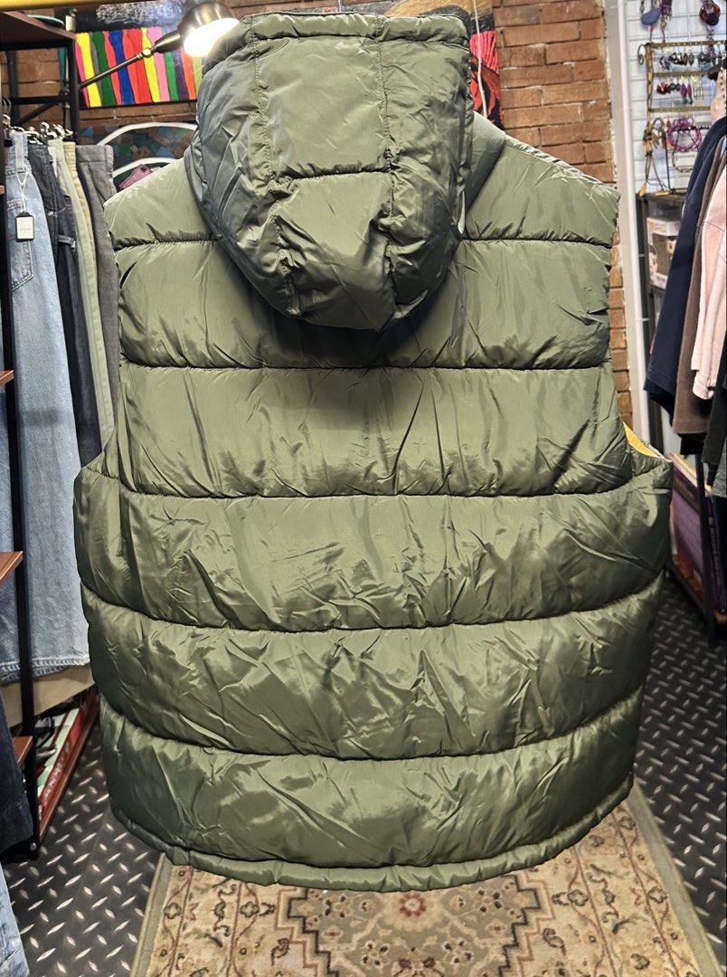 Alpha Industries Hooded Puffer Vest (Category: Coats, Jackets and Outerwear) located in Quezon City. Submitted by pricetakedown (Listing ID 1469510970, Image 2). Description: Size: L | Excellent condition Php2,499 Measurements (inches) Armpit to armpit: 24.5 Shoulders: 19 Length: 25 📥 DM for inquiries 🫶🏻 Manage your expectations. Check photos and details thoroughly ✨ Items have been washed and sanitized 💡Actual color may vary due to lighting 
