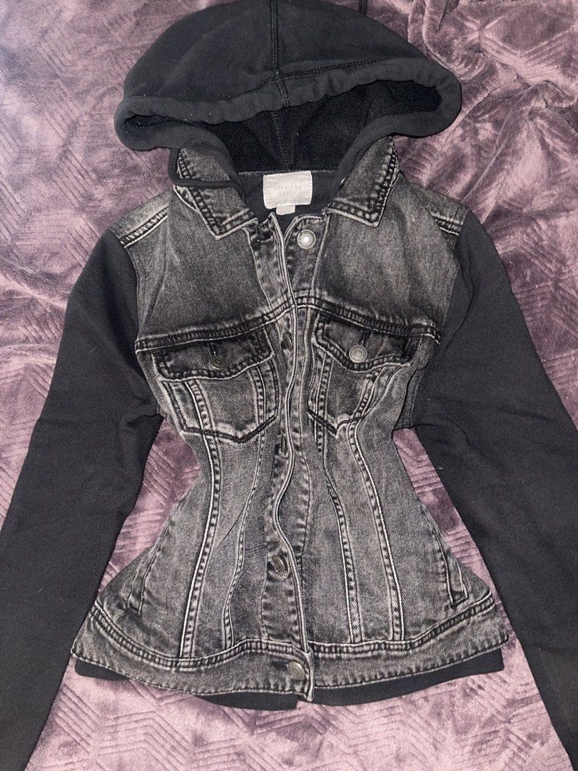 American Eagle Denim Jacket (Category: Coats, Jackets and Outerwear) located in Imus. Submitted by siketiredasf (Listing ID 1469426420, Image 1). Description: .