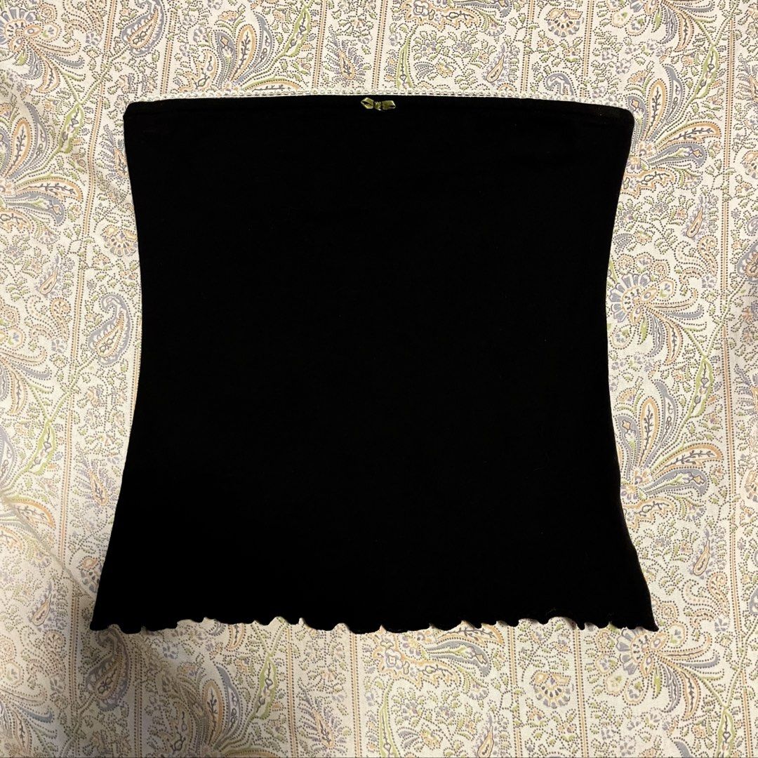 American Eagle Tube Top (Category: Others Tops) located in Cabanatuan. Submitted by thriftby_zy (Listing ID 1469543903, Image 2). Description: Cutie to Size: XXS-XS Stretchable | Lettuce hem With gel stopper Not faded .