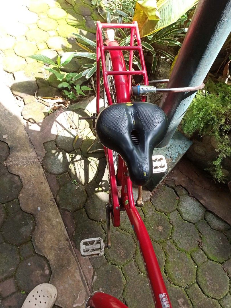 Ander Perry Red City Bicycle with Basket and Rack (Category: Bicycles) located in Caloocan City. Submitted by mojica032893 (Listing ID 1469568339, Image 1). Description: - Bright red Ander Perry city bike, perfect for daily commuting - Includes a convenient front wire basket and sturdy rear rack - Comfortable black saddle featuring a ventilation slot - Equipped with a reliable kickstand - Fully functional with minor surface wear on the frame and 