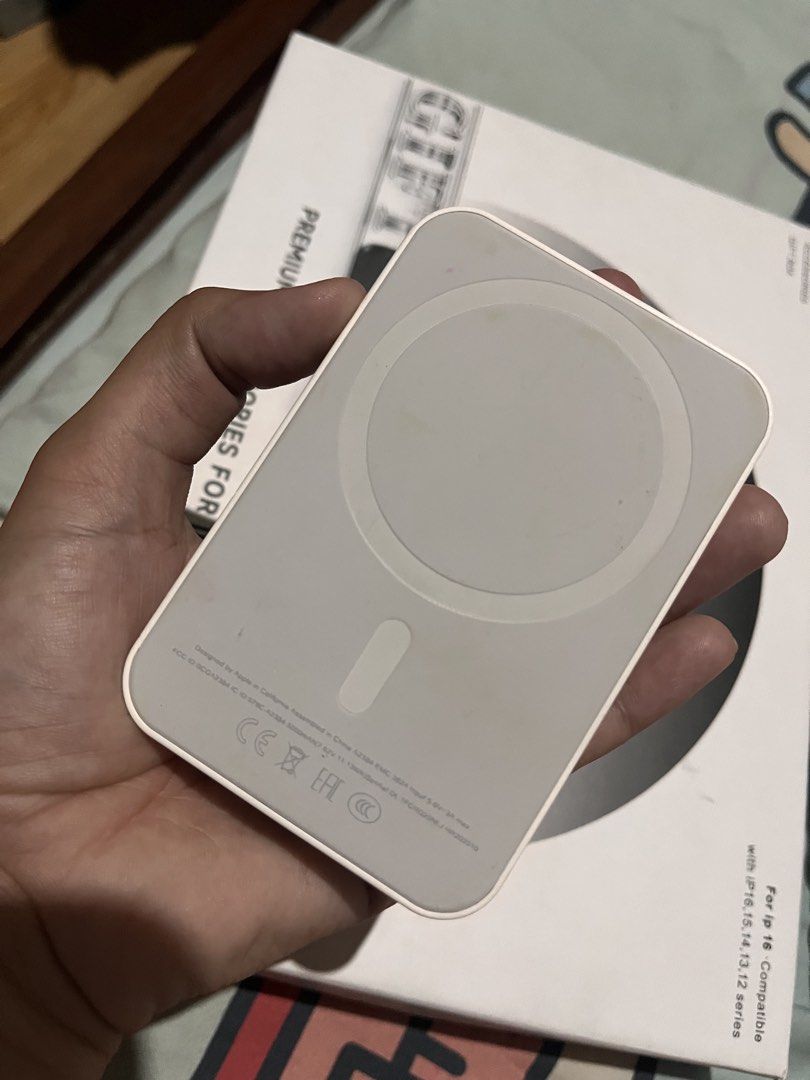 Apple power bank (Category: Batteries & Power Banks) located in San Jacinto. Submitted by kellysthrift_ (Listing ID 1469503539, Image 3). Description: Powebanks .