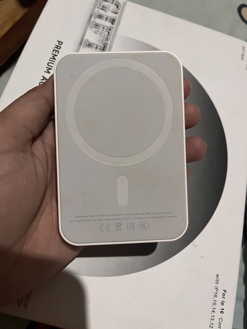 Apple power bank (Category: Batteries & Power Banks) located in San Jacinto. Submitted by kellysthrift_ (Listing ID 1469503539, Image 1). Description: Powebanks .