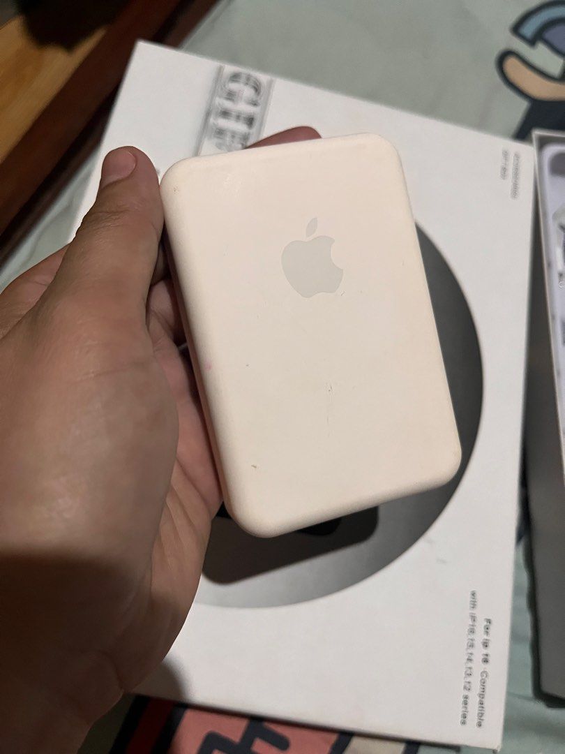Apple power bank (Category: Batteries & Power Banks) located in San Jacinto. Submitted by kellysthrift_ (Listing ID 1469503539, Image 2). Description: Powebanks .