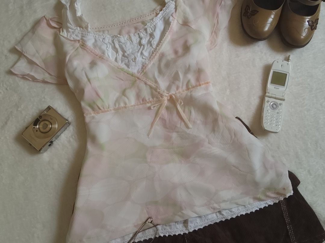 Apple print coquette set (Category: Blouses) located in Andop. Submitted by clovercollectionss (Listing ID 1469508968, Image 2). Description: ˖ ݁♬⋆.˚𝄞 Apple print top set S-M Inner has minor flaw ⊱ ─── ⋆⋅ 🍎 ⋅⋆ ─── ⊰ 𖦹🐞Mine: 499 (au) ────୨ৎ──── .☘︎ ݁˖ Please manage your expectations as all items are thrifted .☘︎ ݁˖ Color may change due to lighting .☘︎ ݁˖ 150 cancellation fee EOB: Thursday 10 pm (10:01 not included) .