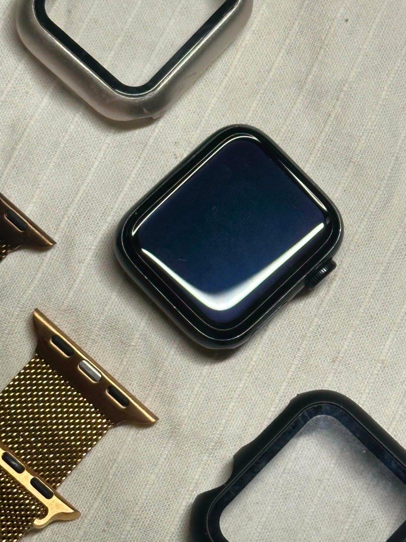 Apple Watch SE 2 (Category: Wearables & Smart Watches) located in Manila. Submitted by senpaiskep07388 (Listing ID 1469520087, Image 3). Description: Apple Watch SE 2 (GPS) 40MM 91% battery health Bought last year 2025 Includes everything in the photos No issue just unnoticeable scratches 📍Quezon City Novaliches.