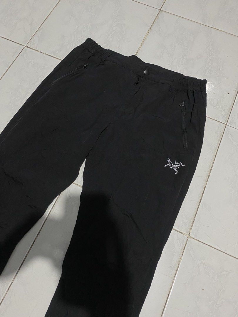 Arc'Teryx Black Hiking Pants Size XL (Category: Trousers) located in Alcala. Submitted by georgetorr31608 (Listing ID 1469454526, Image 2). Description: - Brand: Arc'Teryx - Color: Black - Size: 32-34.