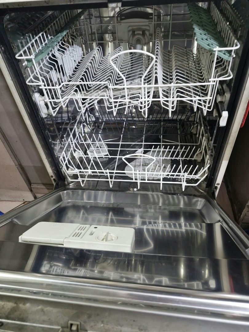 Ariston LS 2030 Dishwasher (Category: Dishwasher) located in Quezon City. Submitted by russelbear (Listing ID 1469429093, Image 2). Description: - Brand/Model: Ariston LS 2030 Dishwasher - Color/Exterior: White with noticeable surface wear, marks, and scuffs o - Interior: Clean and intact dual dish racks - Features: Operational detergent dispenser and control panel dials - Old / For repair .