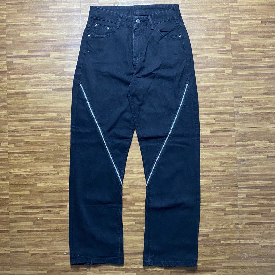 Asymmetrical baggy pants (Category: Jeans) located in Quezon City. Submitted by semantaryrave (Listing ID 1469546708, Image 1). Description: Asymmentrical double zip baggy pants Size- 30 Waist- 30 Length- 41 Thigh- 11 Hem- 8 Good Conditions No issue .