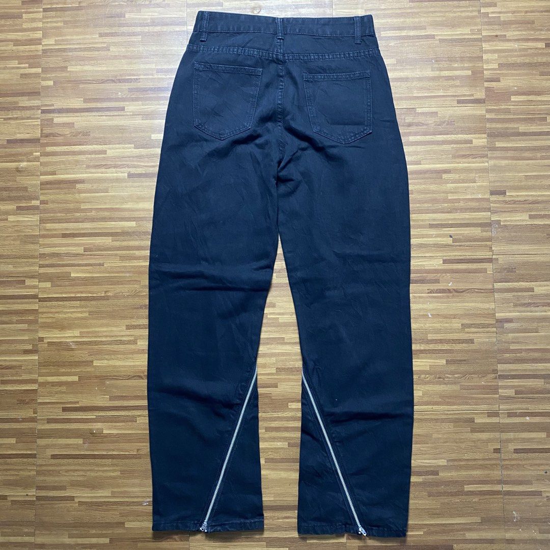 Asymmetrical baggy pants (Category: Jeans) located in Quezon City. Submitted by semantaryrave (Listing ID 1469546708, Image 2). Description: Asymmentrical double zip baggy pants Size- 30 Waist- 30 Length- 41 Thigh- 11 Hem- 8 Good Conditions No issue .