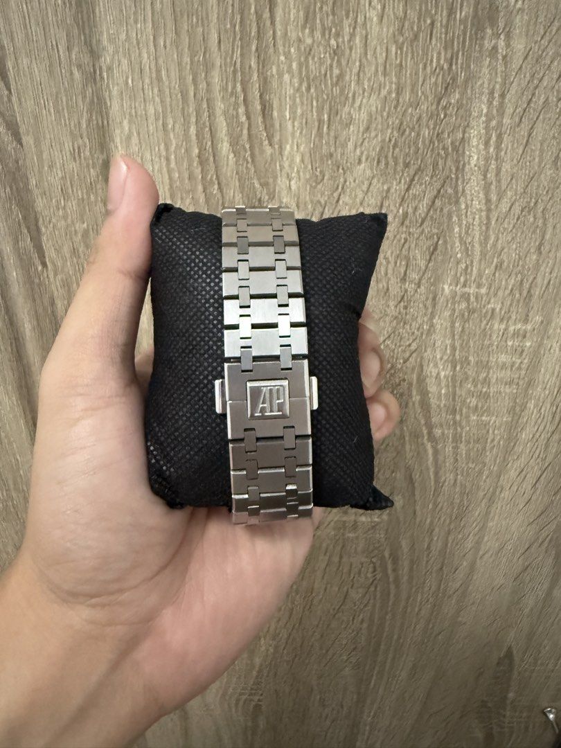 Audemars Piguet Royal Oak (Category: Luxury Watches) located in Manila. Submitted by crunchomega (Listing ID 1469394446, Image 2). Description: Audemars Piguet Royal Oak -41mm mens size -Superrr C only -Fashion and stylist mens watch -Comes with ordinary box -Serious takers message me.