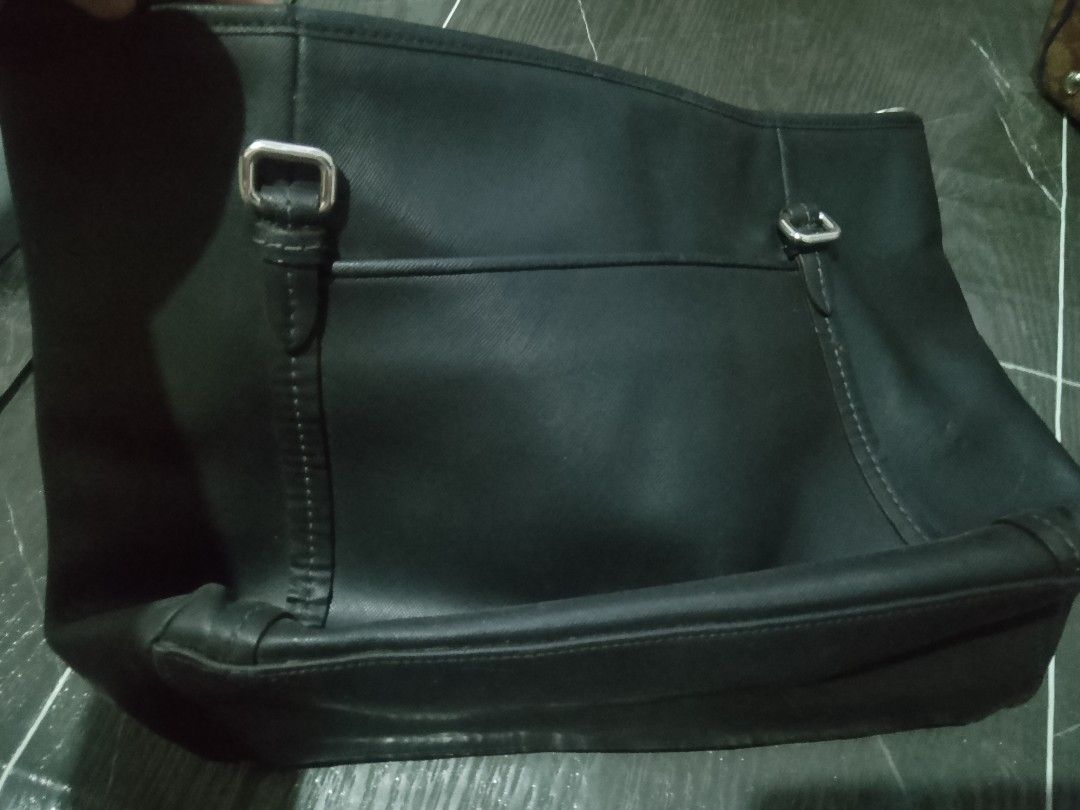 AUTHENTIC COACH PEYTON SAFFIANO POCKET TOTE 🔥💕 (Category: Shoulder Bags) located in Manila. Submitted by annbernabe28 (Listing ID 1469531737, Image 2). Description: DESCRIPTION: selling this authentic tote for very affordable price. 😍+ SHIPPING. BRAND/MODEL:Leather Pocket Tote (style code: F25567) CONDITION: 9/10 halos bago pa, no gasgas,punit or any hidden issue, malinis ang loob kahit mga metal makintab at walang kalawang. ISSUE: WALANG HAND