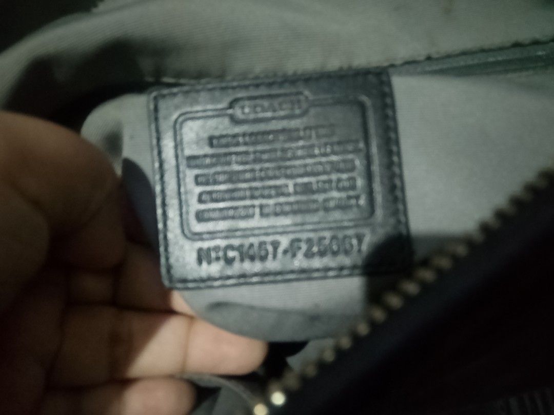 AUTHENTIC COACH PEYTON SAFFIANO POCKET TOTE 🔥💕 (Category: Shoulder Bags) located in Manila. Submitted by annbernabe28 (Listing ID 1469531737, Image 3). Description: DESCRIPTION: selling this authentic tote for very affordable price. 😍+ SHIPPING. BRAND/MODEL:Leather Pocket Tote (style code: F25567) CONDITION: 9/10 halos bago pa, no gasgas,punit or any hidden issue, malinis ang loob kahit mga metal makintab at walang kalawang. ISSUE: WALANG HAND