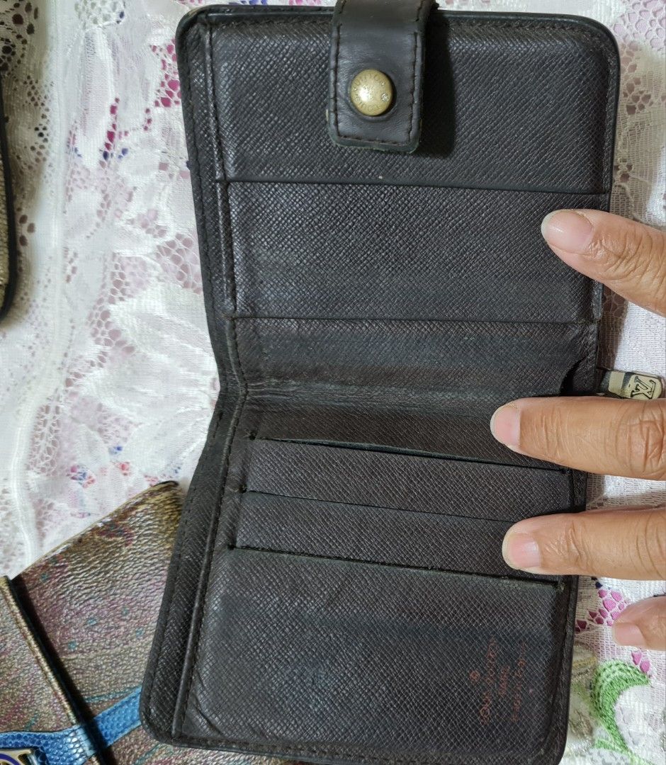 Authentic Lv & etro (Category: Luxury Bags & Wallets) located in Bulacan. Submitted by kraeyon_shop (Listing ID 1469536218, Image 3). Description: ✔️💯 Guaranteed authentic ✔️ Preloved ✔️ With flaws Louis Vuitton Damier Ebene Compact Zip bifold wallet, featuring the classic dark brown checkerboard canvas, brown leather trim, a snap-button closure tab, and a wrap-around zipper coin compartment. Etro compact or trifold wallet featuring the brand's 