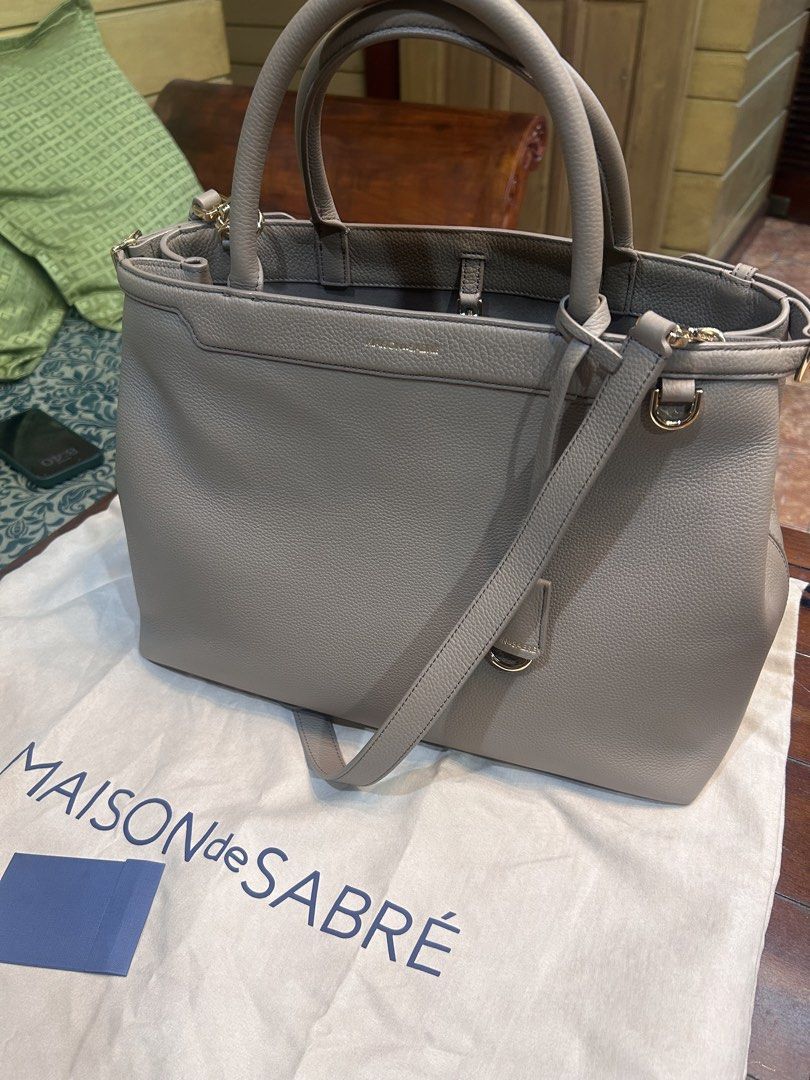 Authentic Maison de Sabre Large Palais pecan Brown (Category: Luxury Bags & Wallets) located in Quezon City. Submitted by abk_storemandaluyong25 (Listing ID 1469404435, Image 1). Description: Selling this authentic used only once MAISON de SABRÉ Large Palais in Pecan Brown**. - Authentic, purchased directly from the official US website. - Pristine condition. - Original box and dust bag included. Orginal price Us website $985 excluded Taxes sellin