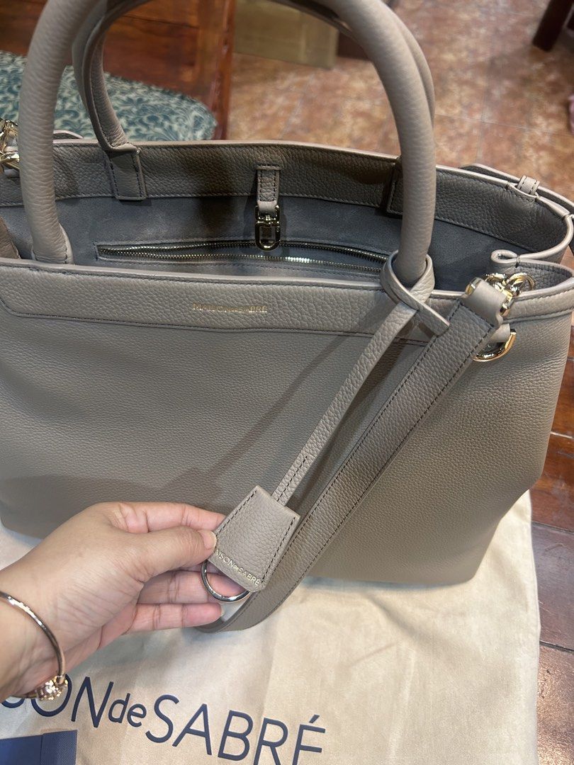 Authentic Maison de Sabre Large Palais pecan Brown (Category: Luxury Bags & Wallets) located in Quezon City. Submitted by abk_storemandaluyong25 (Listing ID 1469404435, Image 2). Description: Selling this authentic used only once MAISON de SABRÉ Large Palais in Pecan Brown**. - Authentic, purchased directly from the official US website. - Pristine condition. - Original box and dust bag included. Orginal price Us website $985 excluded Taxes sellin