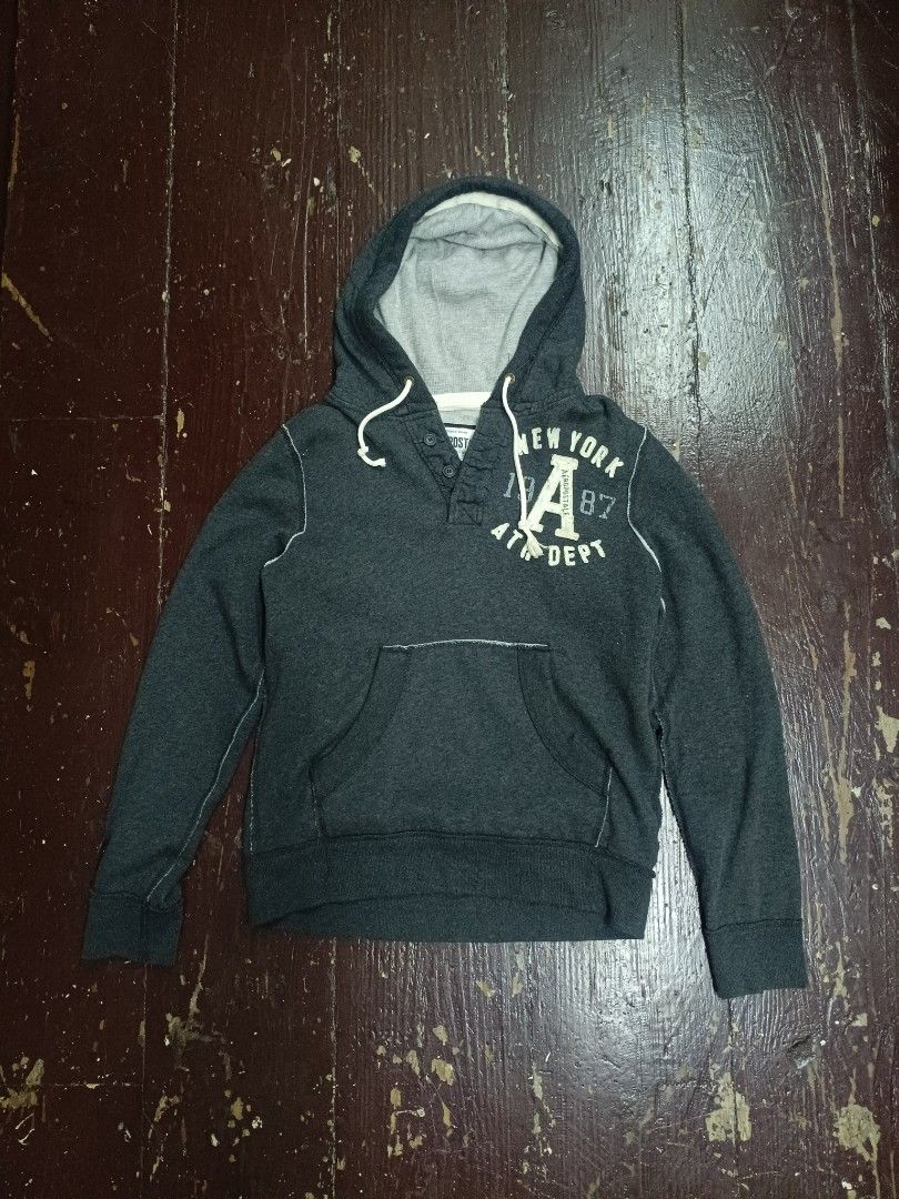 AUTHENTIC VINTAGE AĒROPOSTLE (Category: Coats, Jackets and Outerwear) located in Manila. Submitted by cluhhh (Listing ID 1469541778, Image 1). Description: Details: Brand: AÉROPOSTALE Size: M (Medium) Width - 22 Length- 29 selling for 699 + 15 shipping fee Color: Charcoal Gray Style: Vintage / Y2K / Casual Streetwear Design: Front embroidered-style appliqué and distressed back graphics Features: Hooded pullover, kangaroo pocket, button neckline, 