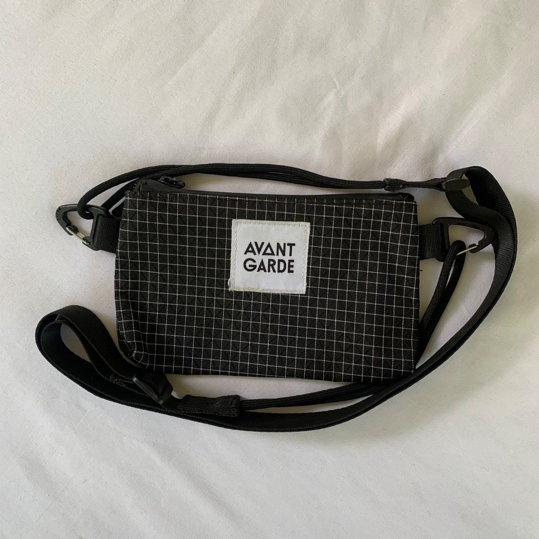Avant Garde Small Sling Bag (Category: Sling Bags) located in Mendez-Nunez. Submitted by anikkoyan (Listing ID 1469501626, Image 1). Description: Avant Garde Small Sling Bag Length: 4.5 Width: 7.5 - Like new 499 + sf.