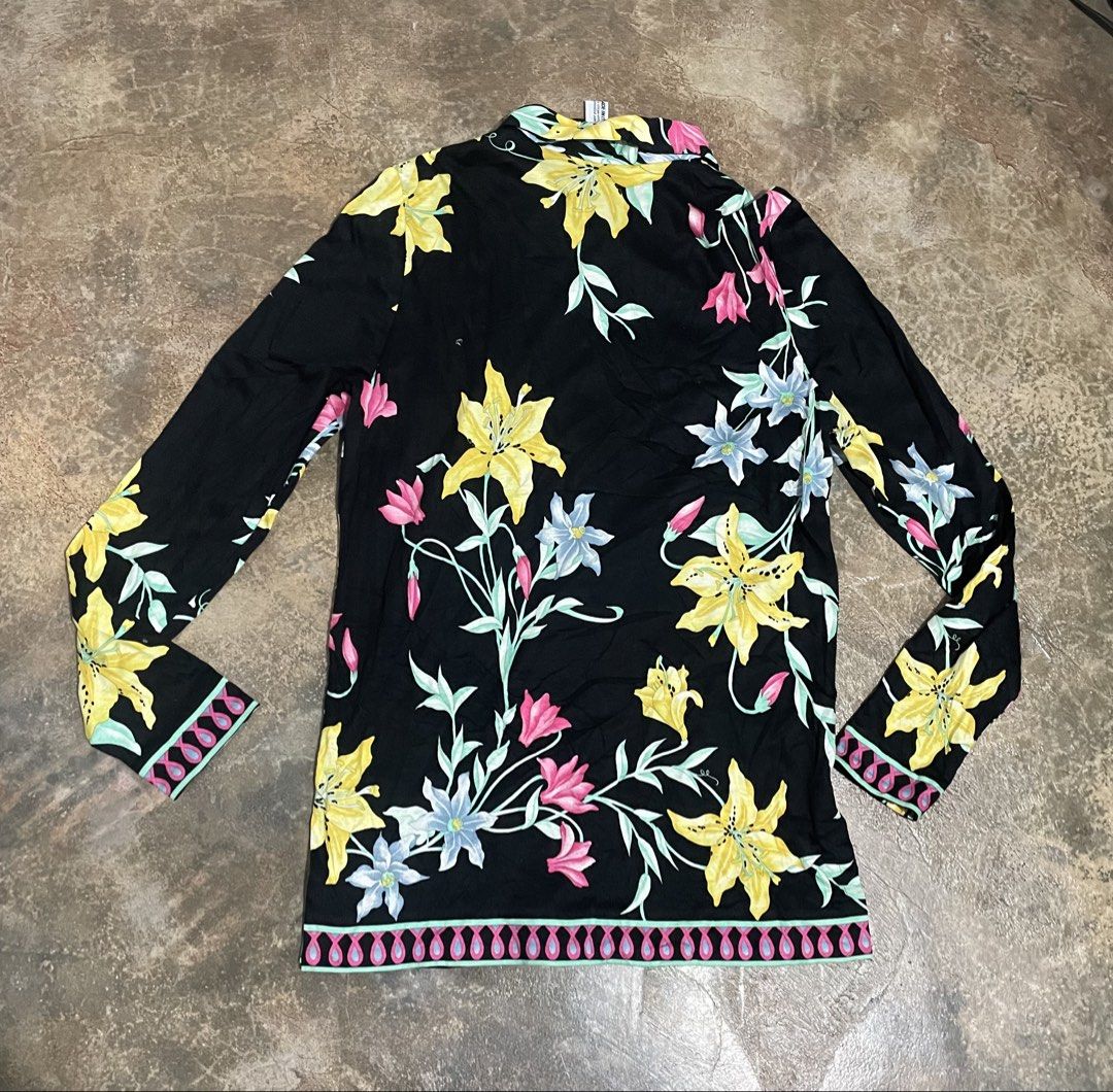 Averardo Bessi blousep (Category: Blouses) located in Davao. Submitted by mj_designervintagecurator (Listing ID 1469554123, Image 2). Description: 📌In good condition 📌shoulder 15- bust 34- armpit 18-length 29 inches 📌best fit med to semi large.